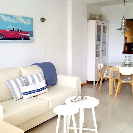 Apartment Beachside Retreat: 2-bedroom With Pool And Wi-fi *