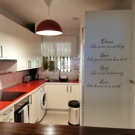 Apartment Beachside Retreat: 2-bedroom With Pool And Wi-fi