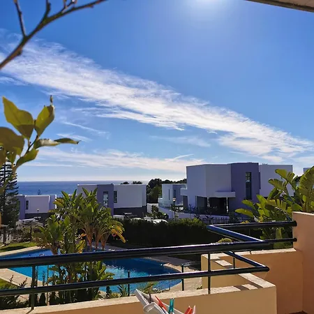 Beachside Retreat: 2-bedroom With Pool And Wi-fi * Marbella
