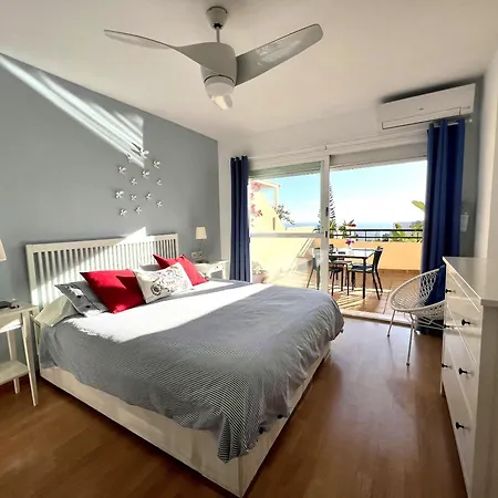 Beachside Retreat: 2-bedroom With Pool And Wi-fi Apartment