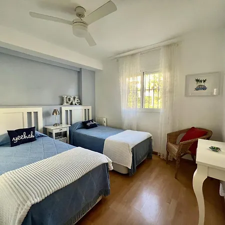 Apartment Beachside Retreat: 2-bedroom With Pool And Wi-fi *