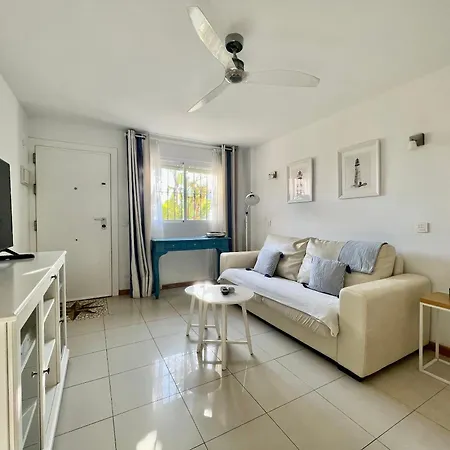 Beachside Retreat: 2-bedroom With Pool And Wi-fi Apartment