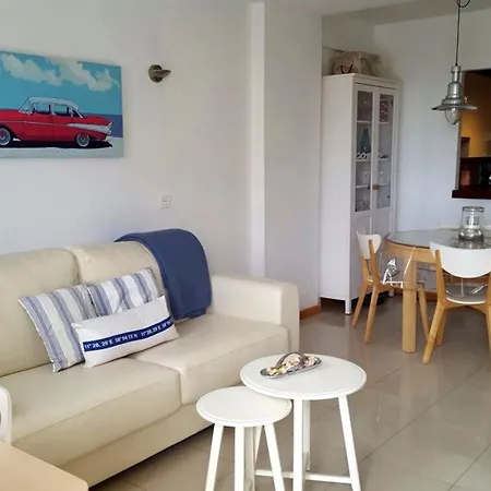 Apartment Beachside Retreat: 2-bedroom With Pool And Wi-fi