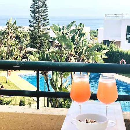 Beachside Retreat: 2-bedroom With Pool And Wi-fi Marbella