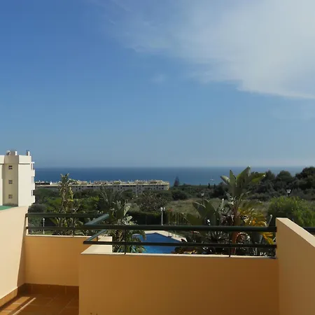 Beachside Retreat: 2-bedroom With Pool And Wi-fi Apartment Marbella
