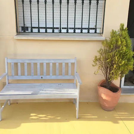 Beachside Retreat: 2-bedroom With Pool And Wi-fi *