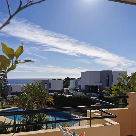 Apartment Beachside Retreat: 2-bedroom With Pool And Wi-fi *