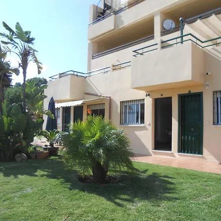 Apartment Beachside Retreat: 2-bedroom With Pool And Wi-fi *